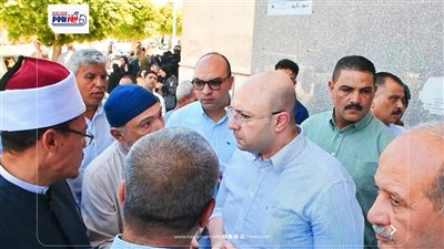 محافظ الفيوم يستمع لشكاوى عدد من المواطنين ويوجه بدراستها واتخاذ ما يلزم حياله