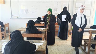 مديرة المواد الثقافية بأزهر السويس تتابع امتحان الرياضيات التطبيقية