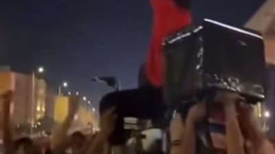 رفعوه بالاسكوتر على الأعناق.. لقطة طريفة لاحتفالات المصريين بالتأهل المونديالي