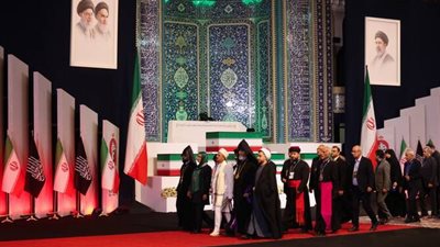 آيات تشييع خامنئي.. هل استخدمت إيران القرآن لتوجيه رسائل دبلوماسية للوفود؟