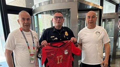 شرطة دالاس تهدي التوأم حسن هدية تذكارية قبل السفر إلى أتلانتا