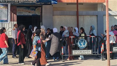 انتظام دخول طلاب وطالبات الثانوية العامة ببورسعيد لأداءامتحان الإنجليزي 