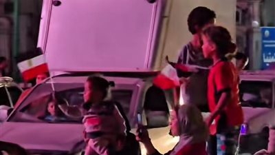على عربة كارو.. أطفال يخطفون الأنظار بفرحتهم بفوز المنتخب المصري