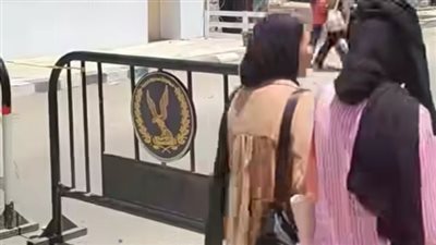 تغيير مسار خروج لجنة الثانوية بالسويس لسقوط جزء شرفة منزل قديم 