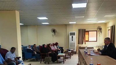 نائب محافظ أسوان يجتمع بالمسئولين بمركز إدفو للتوجيه برفع معدل الأداء 