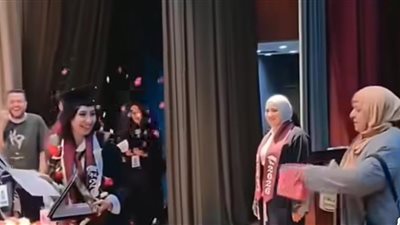 رشت الورد عليها.. حماة تحتفل بتخرج زوجة ابنها في مشهد مؤثر