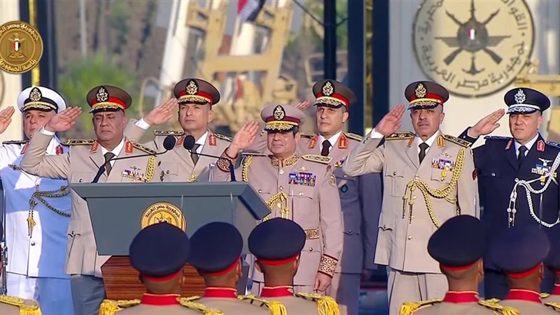  السيسي يرتدي الزي