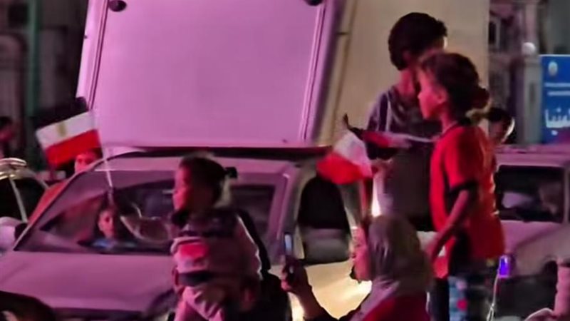الأطفال يحتفلون بطريقة