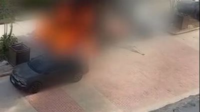 حريق ضخم يلتهم سيارتين داخل لافيستا بالساحل الشمالي دون إصابات | فيديو 