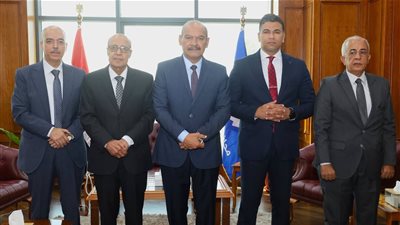 محافظ السويس يؤكد أهمية التكامل بين مؤسسات الدولة خلال استقباله قيادات النيابة