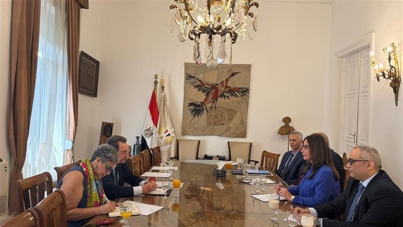 وزيرة الثقافة 