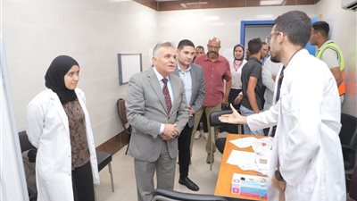 رئيس جامعة السويس يتفقد المستشفى الجامعي.. إجراء 32 عملية جراحية 