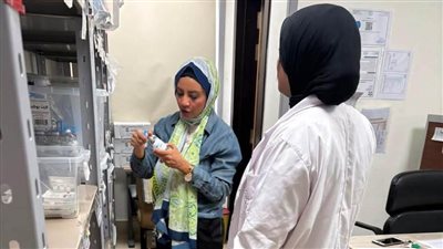 فريق إشرافي يتفقد صيدليات مستشفى أمراض الكبد ومناظير الجهاز الهضمي بالسويس