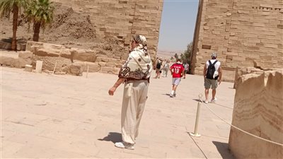 طفل إنجليزي بقميص محمد صلاح يخطف الأنظار داخل معابد الكرنك بالأقصر