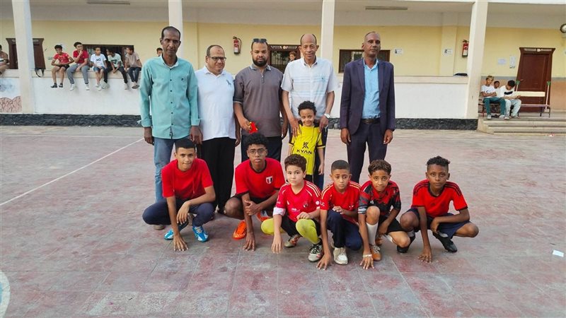 مدير المدرسة والطلاب