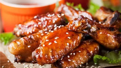 خطوة بخطوة.. طريقة تحضير أجنحة الدجاج بالفرن مع العسل والصويا