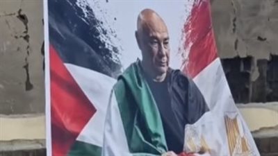 لافتة بين الركام.. أهالي غزة يردون على دعم حسام حسن بلفتة مؤثرة