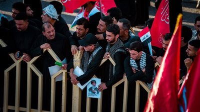 رايات الثأر وهتافات لبيك يا حسين.. حشود عراقية تشيع خامنئي في النجف الأشرف