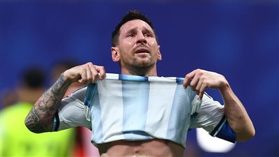 ميسي ينهار في البكاء بعد قيادة الأرجنتين للفوز على مصر بكأس العالم
