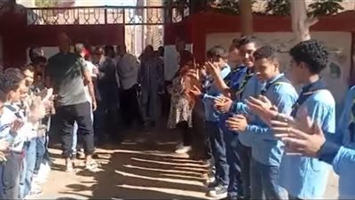 ممر شرفي لموجه تربية رياضية بالأقصر في آخر يوم عمل تقديراً لمسيرته