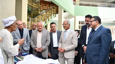 محافظ قنا يتفقد معرض الحرف التراثية بديوان عام المحافظة ويؤكد دعم الصناعات 