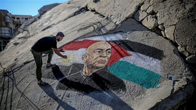 لوحة وسط الأنقاض.. فنان فلسطيني في غزة يكرم حسام حسن بعد موقفه المؤيد لفلسطين