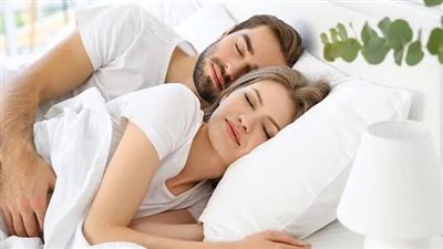 النوم بجوار الشريك.. دراسة تكشف فوائد مفاجئة للصحة النفسية وجودة النوم