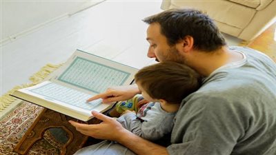 لا تجبر طفلك على الصلاة.. عضو بـ«الأعلى للشئون الإسلامية» يكشف الأسلوب الصحيح