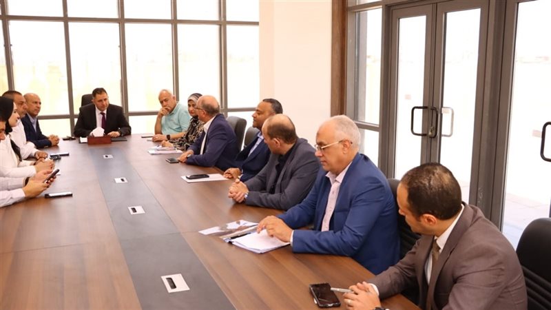 محافظ دمياط يناقش