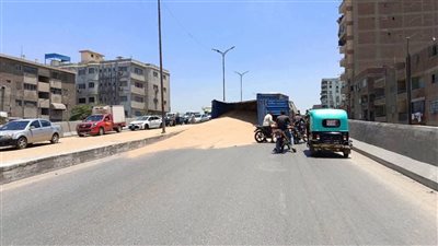 القمح يغطي الطريق.. تفاصيل انقلاب سيارة نقل في شبرا الخيمة