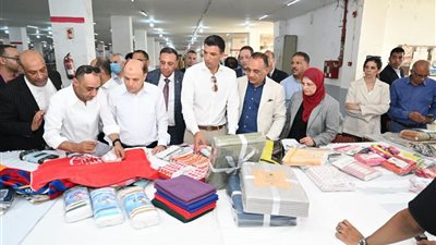 في ختام جولته بالمحلة: وزير الصناعة يؤكد أولوية قطاع النسيج برؤية 2030