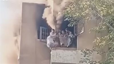 شاهد عيان: الأهالي خاطروا بحياتهم لإنقاذ أسرة مدير البنك من ألسنة اللهب| خاص