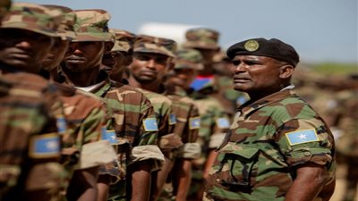فيديو يهين العلم الأمريكي يفتح تحقيقًا عسكريًا في الصومال.. ما القصة؟