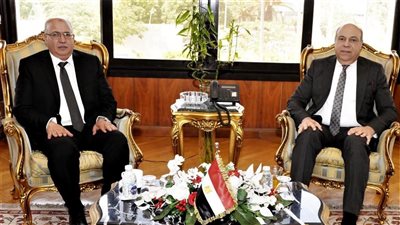 وزير الطيران يبحث مع مدير المنظمة العربية للطيران تطوير منظومة النقل الجوي