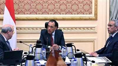 رئيس الوزراء يستعرض الموقف التنفيذي لمشروع مبني الركاب (٤)بمطار القاهرة الدولي