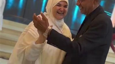 لسه بنفس الشغف.. والد ووالدة العروس يخطفان الأنظار برقصة رومانسية 