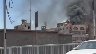 الدخان وصل السماء .. حريق أعلى فندق الحسين والدفاع المدني يتوجه إلى المكان