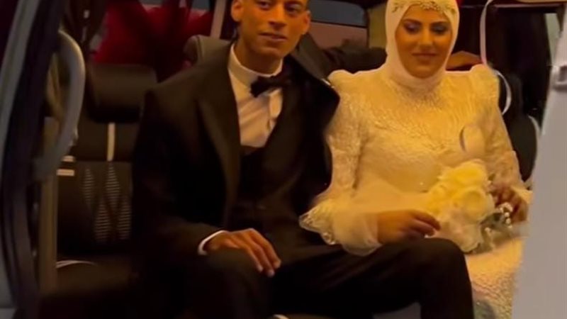 عريس وعروسة في ميكروباص