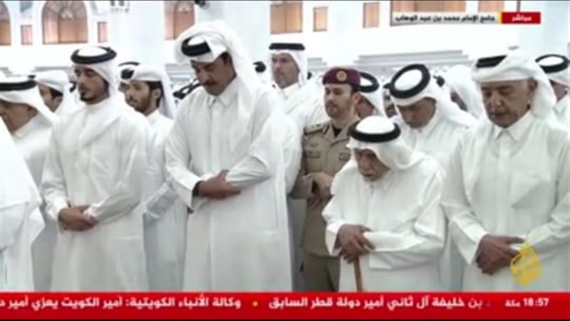 أداء أمير قطر صلاة الجنازة على أبيه 