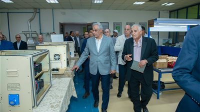 وزيرالدولة للإنتاج الحربي يتفقد شركة بنها للصناعات الإلكترونية لمتابعة الإنتاج