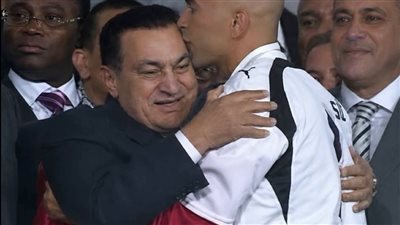 لقطة مؤثرة أعادت الذكريات.. علاء مبارك ينشر صورة للرئيس الراحل مع حسام حسن