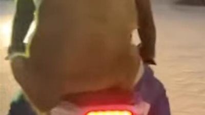مواطن يخطف الأنظار بجولة على الموتوسيكل وكلبه يرافقه في مشهد لافت
