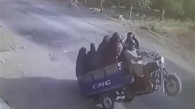 20 شخصًا دفعة واحدة.. انقلاب ركاب تروسيكل أثناء سيره يثير الجدل
