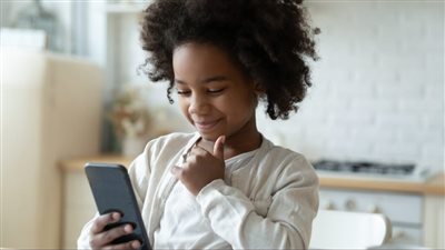 أبل تطلق أدوات رقابة أبوية أكثر ذكاءً على هواتف آيفون
