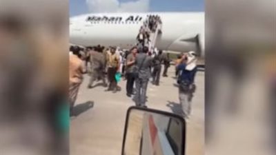 بالفيديو.. لحظة هبوط الطائرة الإيرانية في مطار الحديدة بعد منعها من صنعاء