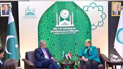 على هامش مؤتمر المرأة.. أمل عمار تلتقي وزير حقوق الإنسان الباكستاني