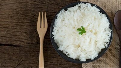 الأرز الأبيض قد يكون مفتاح نوم هادئ.. خبراء تغذية يكشفون أفضل وجبة للعشاء