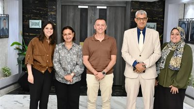 محافظ أسوان يبحث مع مستشار وزير المالية تعزيز كفاءة برامج الحماية الإجتماعية