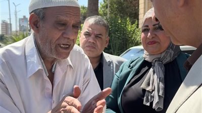 محافظ سوهاج يستجيب لمواطن استوقفه بالشارع ويصطحبه معه لحل مشكلته