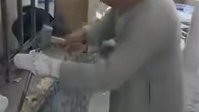 في وضح النهار.. شاب يوثق قيام مسن بإتلاف ممتلكات عامة بكورنيش المريوطية